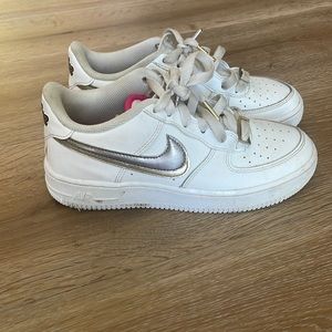 Nike girls Air Force 1 LV8 sneaker